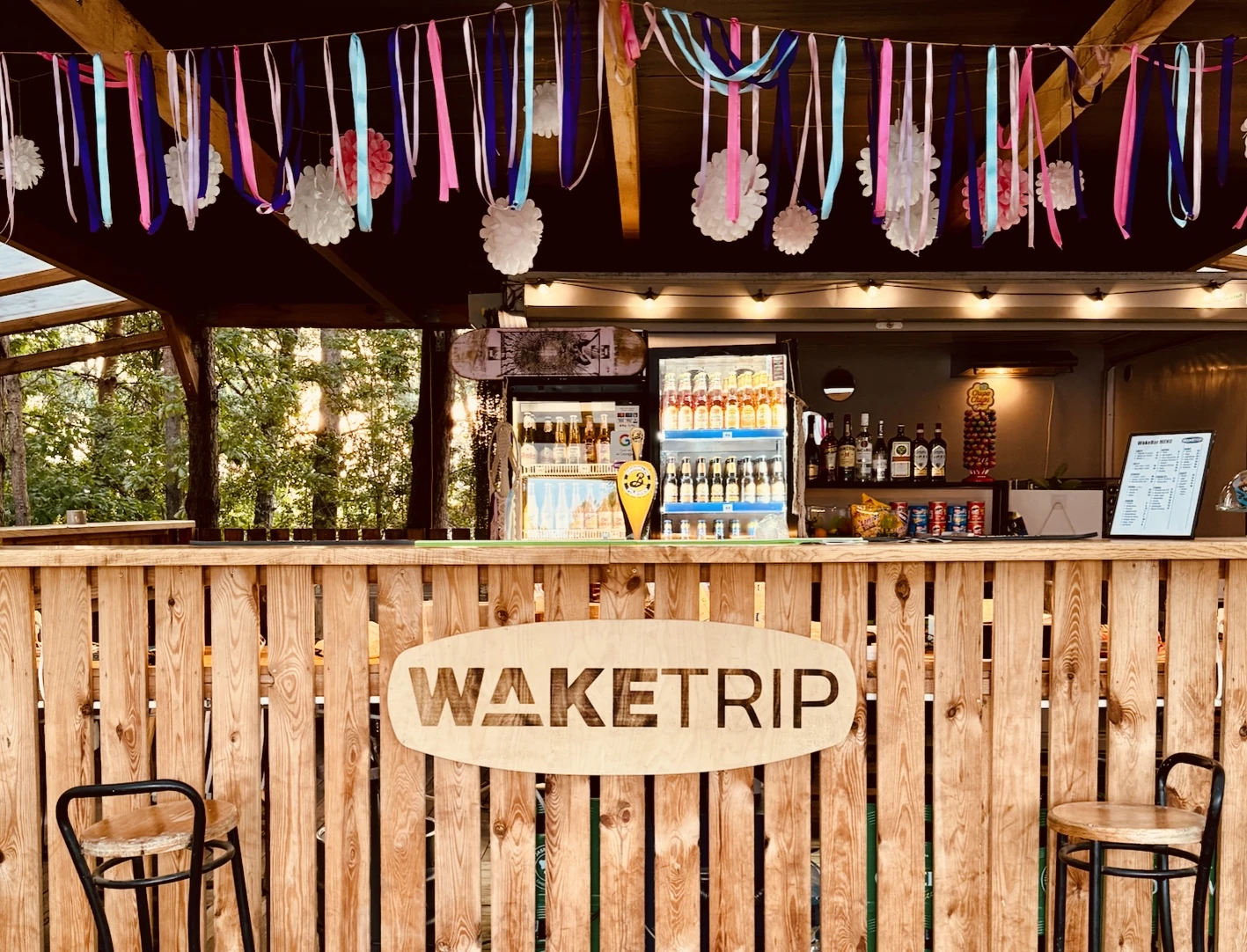 Drewniany bar Wake Trip z napojami i dekoracjami